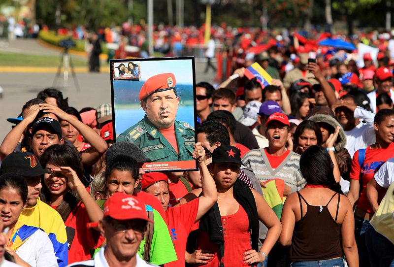 Los chavistas hacen fila en los alrededores de la Academia Militar de Caracas para dar el último adiós a Hugo Chávez