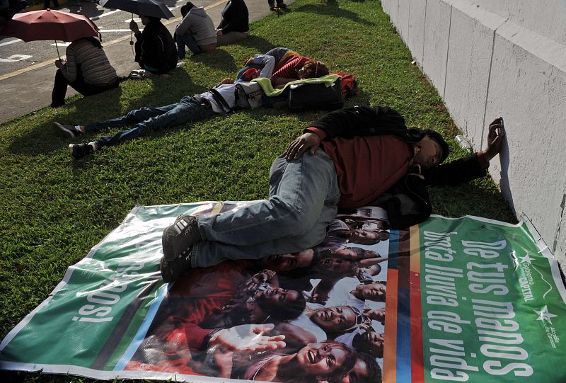 Unos chavistas duermen en los alrededores de la Academia MIlitar de Caracas, cansados después de unas largas jornadas de luto