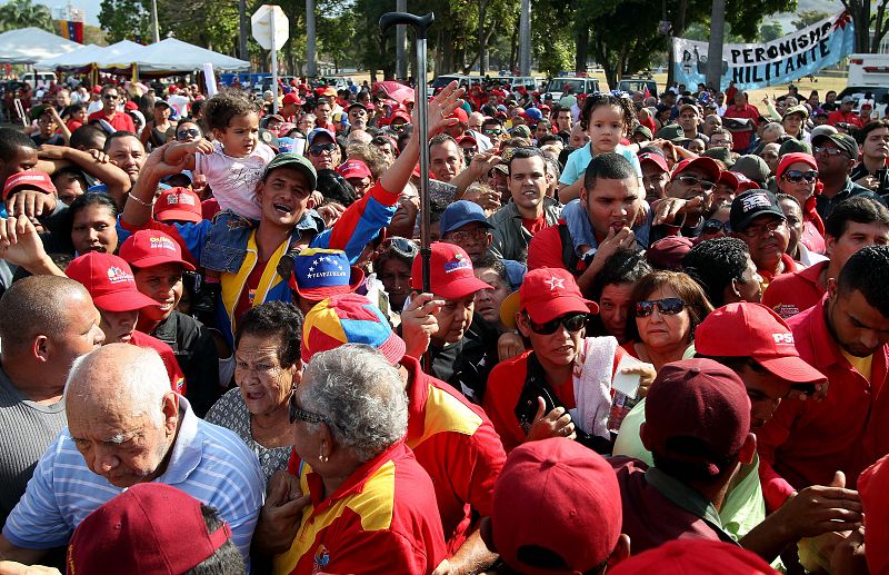 Miles de personas hacen fila en los alrededores de la Academia Militar para despedir por última vez al presidente Hugo Chávez