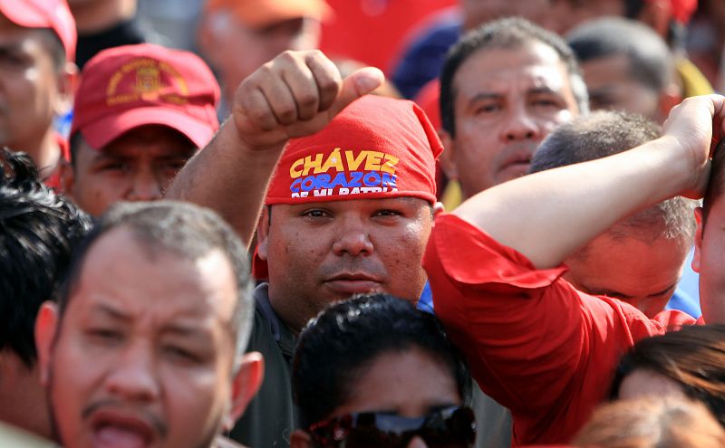Entre los asistentes a la capilla ardiente de Hugo Chávez, en el pañuelo que lleva uno de ellos se puede leer "Chávez es el corazón de mi patria"