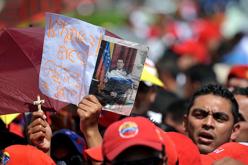 Uno de los chavistas que ha acudido a la Academia MIlitar sostiene un cartel con el mensaje "Chávez, eres patria, te amo"