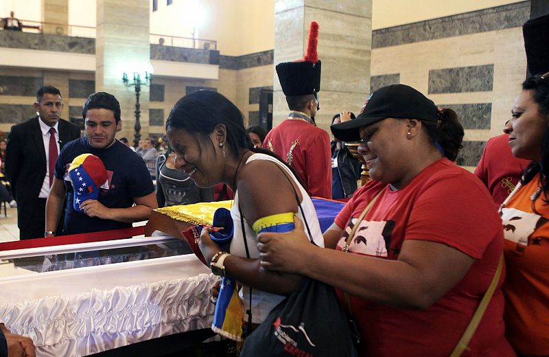 Varios chavistas despiden al presidente venezolano entre lágrimas