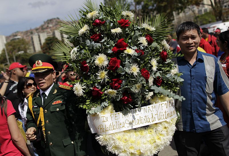 Una ofrenda floral procedente de la República Socialista de Vietnam llega a la capilla ardiente de Hugo Chávez en Caracas
