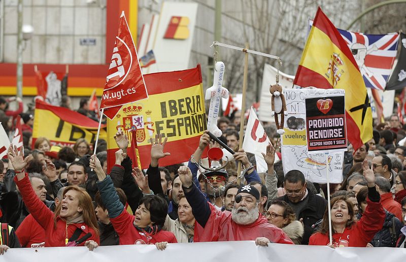 Los trabajadores de Iberia portan numerosas banderas de España