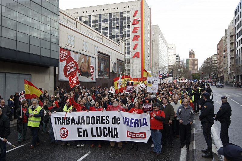 Los trabajadores, junto a la sede de Iberia, donde han cortado la calle María de Molina