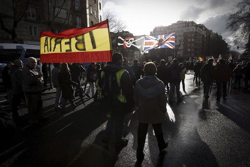 La marcha, encabezada por una pancarta que llevan hijos de trabajadores de Iberia