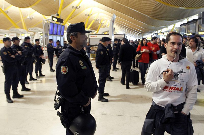 Unos 1.500 trabajadores de Iberia, según la policía, se han concentrado en la T4 de Barajas