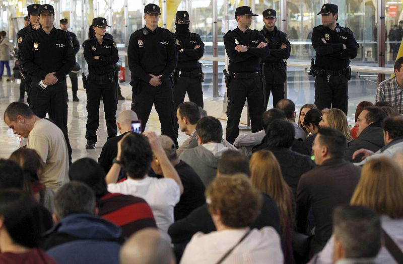 Efectivos de la policia nacional en la T-4 de Barajashan bloqueado el paso a los empleados