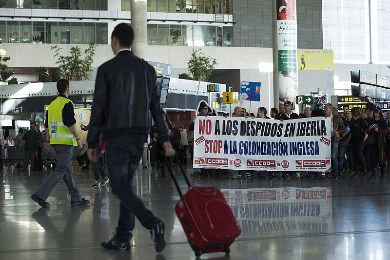 Trabajadores de Iberia concentrados en el aeropuerto de Málaga