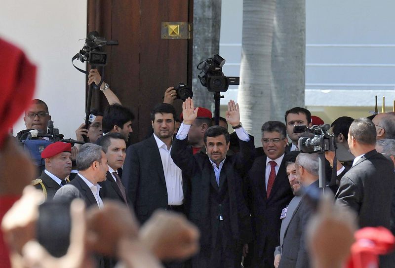 El presidente iraní Mahmoud Ahmadinejad saluda junto al ministro de asuntos exteriores venezonalo Elias Jaua, en la entrada del funeral de Hugo Chávez