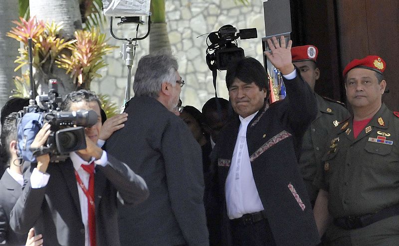 Evo Morales, presidente boliviano, y el expresidente de Paraguay Fernando Lugo saludan antes de entrar al funeral de estado de Chávez