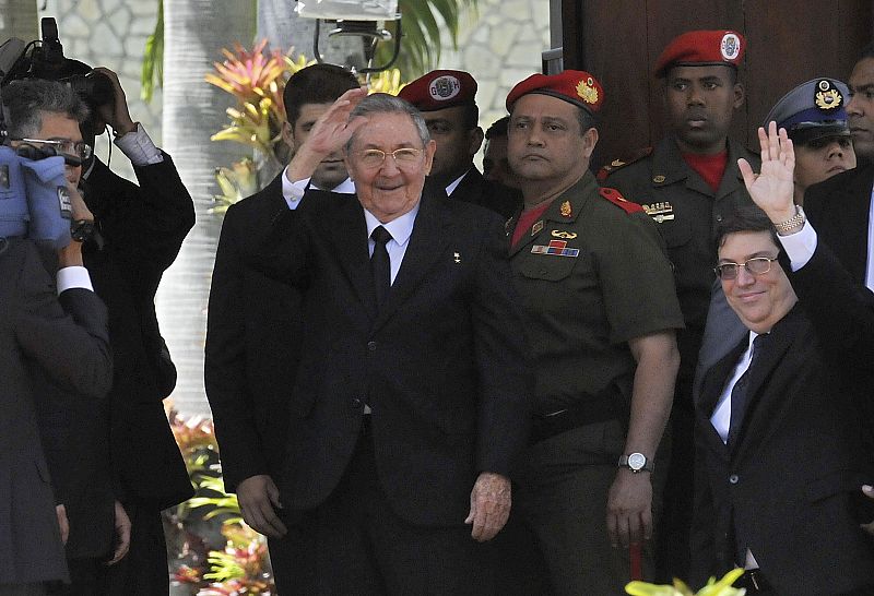 El presidente cubano Raúl Castro saluda a los asistentes antes de entrar al funeral de estado del comandante Hugo Chávez