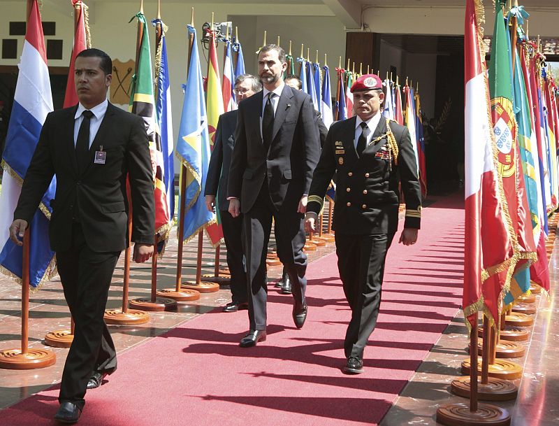 El Príncipe Felipe en su llegada a la Academia Militar de Caracas para asistir al funeral de estado de Hugo Chávez