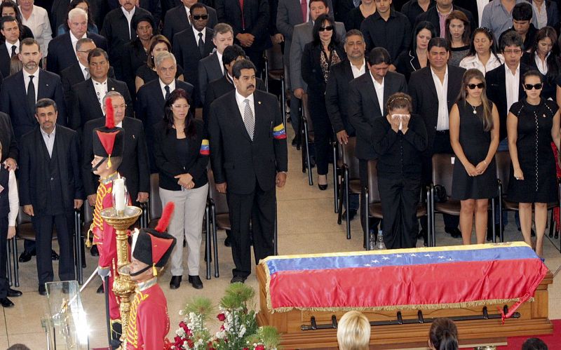 El vicepresidente Maduro, la familia de Chávez, Raúl Castro, Ahmadineyad y el Príncipe Felipe, entre otros dirigentes presentes en el acto funerario por el comandante Hugo Chávez en la Academia Militar de Caracas