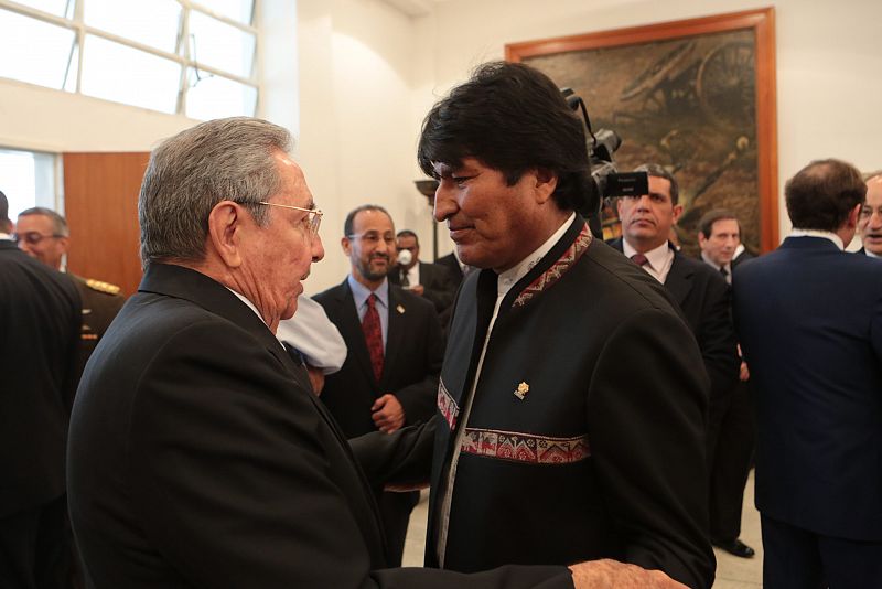 Los presidentes de Bolivia, Evo Morales, y de Cuba, Raúl Castro, en la Academia Militar, en Caracas, donde se realiza el funeral de Estado del presidente de Venezuela, Hugo Chávez