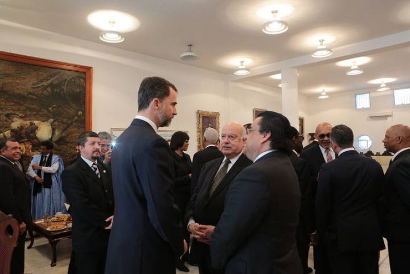 El Príncipe de Asturias, Felipe de Borbón conversa con el secretario general de la OEA, José Miguel Insulza durante el funeral de Estado al presidente Chávez en la Academia Militar de Caracas