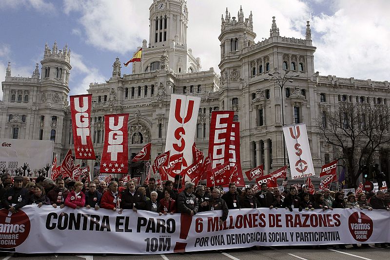 LA CUMBRE SOCIAL CONVOCA A LA CIUDADANÍA A PROTESTAR HOY CONTRA LOS RECORTES