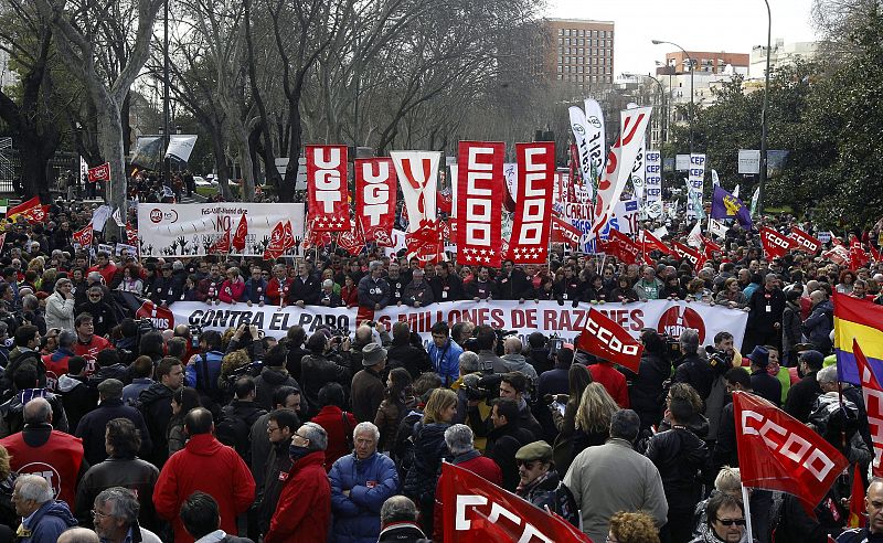 LA CUMBRE SOCIAL CONVOCA A LA CIUDADANÍA A PROTESTAR HOY CONTRA LOS RECORTES