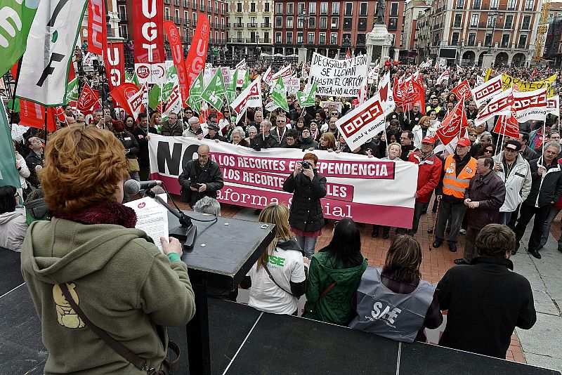 LA CUMBRE SOCIAL CONVOCA A LA CIUDADANÍA A PROTESTAR HOY CONTRA LOS RECORTES