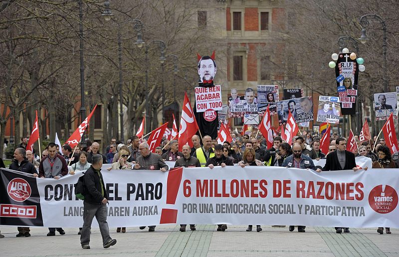 LA CUMBRE SOCIAL CONGREGA EN PAMPLONA A MILES DE PERSONAS CONTRA EL PARO