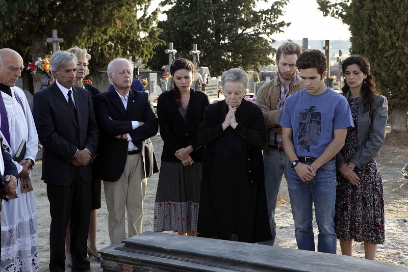 Todo el mundo acude a la plaza de Sagrillas para bailar en la verbena. Todos menos los Alcántara, que acuden al entierro de su padre quien por fin descansará eternamente en el cementerio junto a la tumba de su mujer.