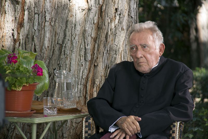 ¿Por qué don Mauro (quien ejecutó a su padre) quería darle dinero a su madre?