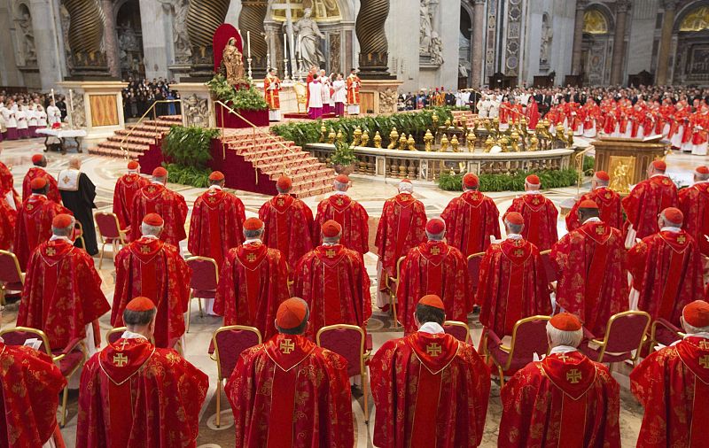LOS CARDENALES CELEBRAN LA MISA VOTIVA "PRO ELIGENDO PONTIFICE", PREVIA AL COMIENZO DEL CÓNCLAVE
