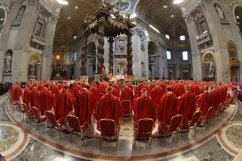 Una de las imágenes de la misa "pro eligendo papa" en la que aparecen los 115 cardenales que votarán en el cónclave
