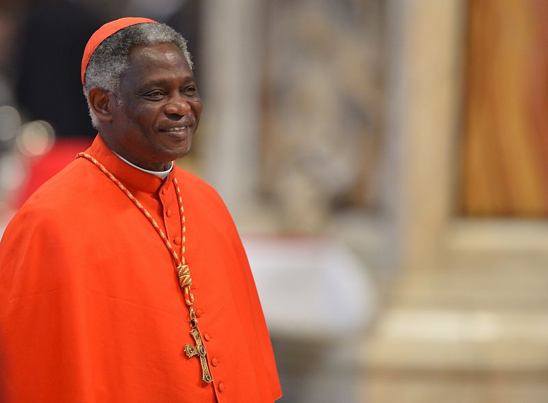 Uno de los cardenales de origen africano, el ghanés Peter Kodow Appiah Turkson, durante la misa "pro eligendo papa"