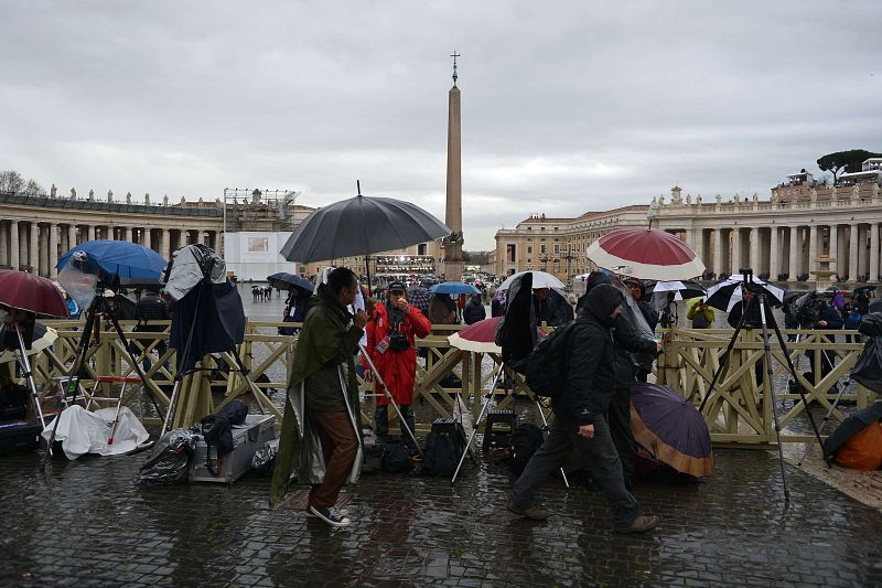 Miles de periodistas de todos los lugares del mundo cubren la llegada de los cardenales al cónclave