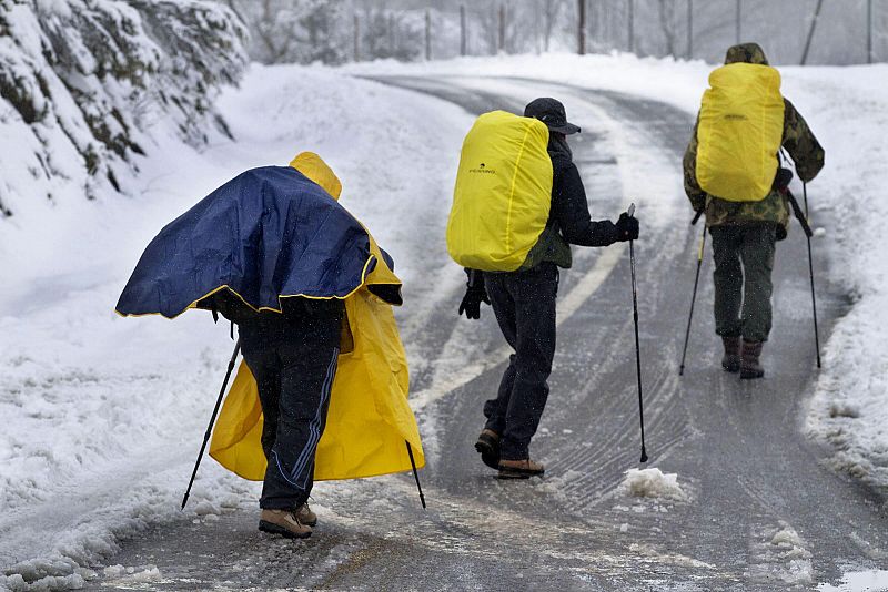 Tres peregrinos italianos avanzan en Lugo, entre la nieve y el hielo