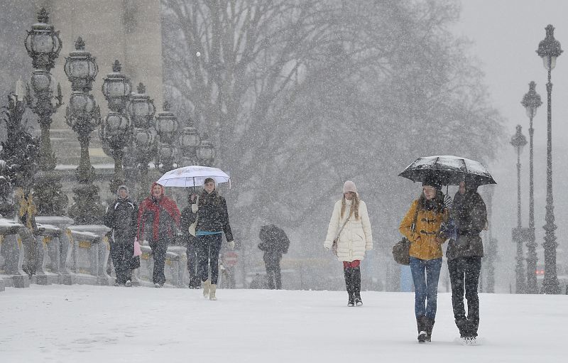 La nieve paraliza el noroeste de Francia