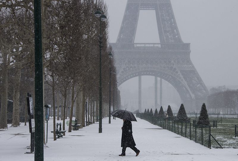 La nieve paraliza el noroeste de Francia y afecta a la región de París