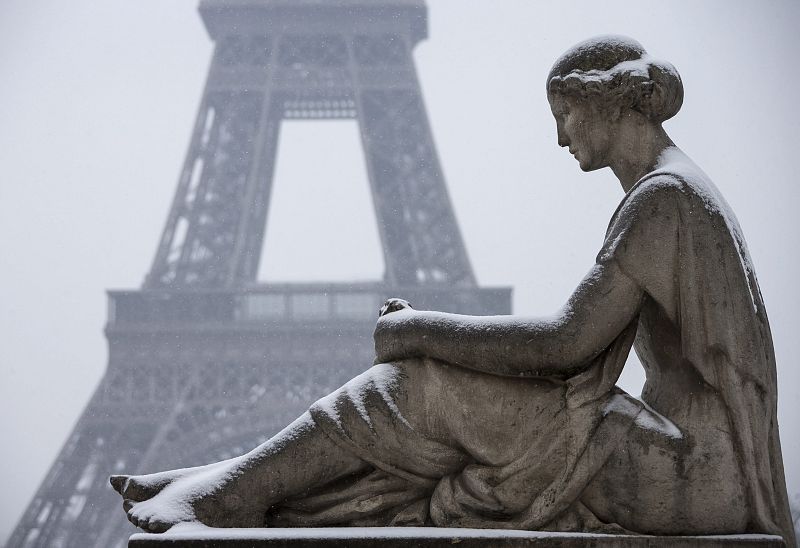 La nieve cubre una estatua en el trocadero, en París