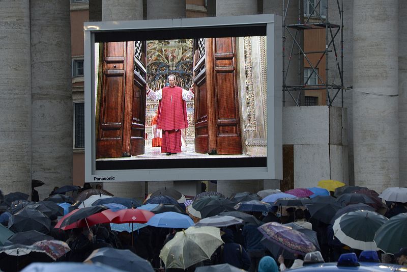 Así se ha visto el cierre de la Capilla Sixtina desde la plaza de San Pedro. Esta es la última imagen que se podrá ver del cónclave.