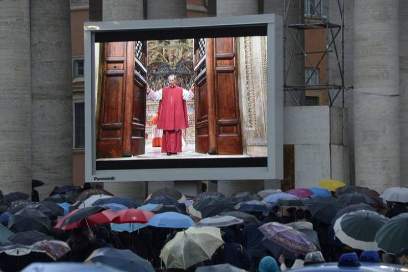 Así se ha visto el cierre de la Capilla Sixtina desde la plaza de San Pedro. Esta es la última imagen que se podrá ver del cónclave.