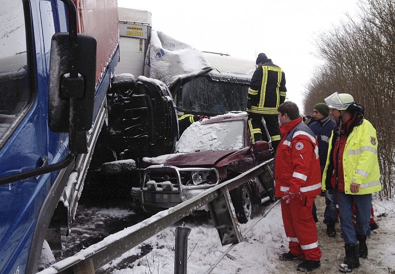 Accidente múltiple causado por la nieve en una autopista en Muenzenberg, Alemania