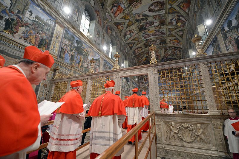 Los cardenales entran en la Capilla Sixtina para proceder a la primera votación del cónclave