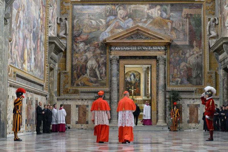 Los últimos cardenales entran a la capilla sixtina para celebrar el cónclave