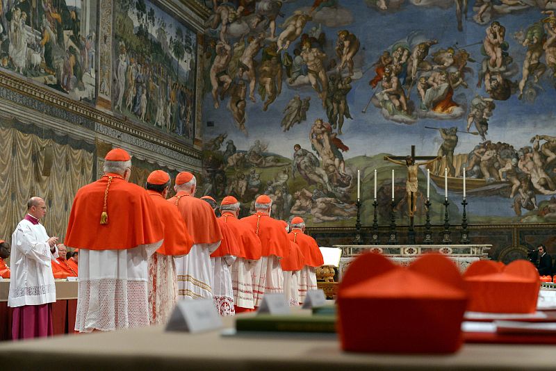 Los 115 cardenales, en fila, se disponen a realizar el juramento correspondiente sobre la Biblia