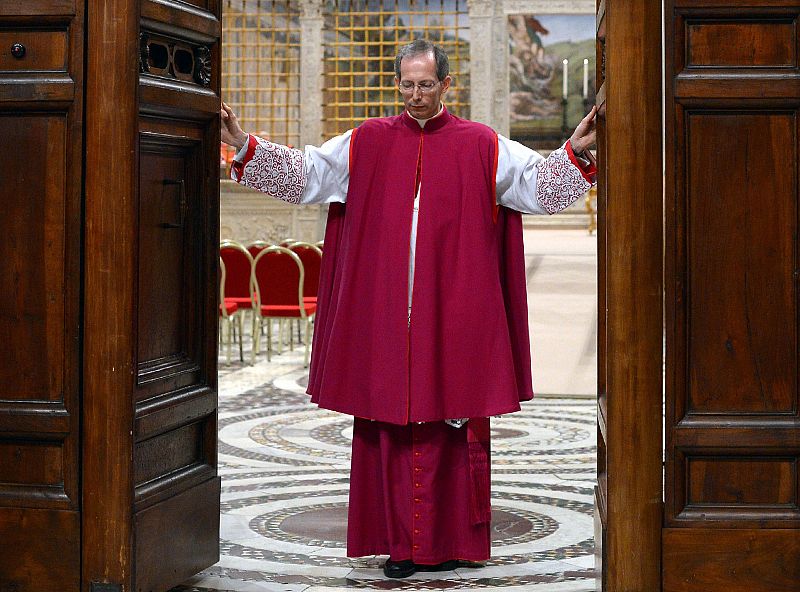 El Maestro de las Celebraciones Litúrgicas Pontificias, Guido Marini, cierra las puertas de la Capilla Sixtina para iniciar la celebración del cónclave