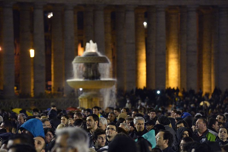 Ambiente de expectación en la plaza de San Pedro esperando a que saliera la primera fumata del cónclave