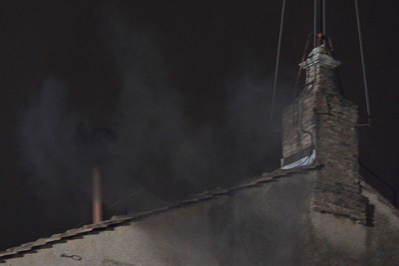 La primera fumata del cónclave ha sido negra, como era previsible. La próxima votación será en la mañana del miércoles.