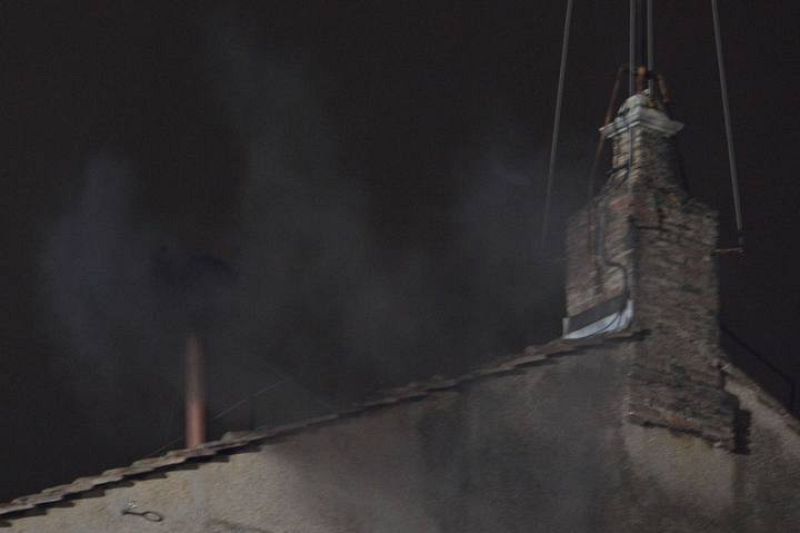 La primera fumata del cónclave ha sido negra, como era previsible. La próxima votación será en la mañana del miércoles.