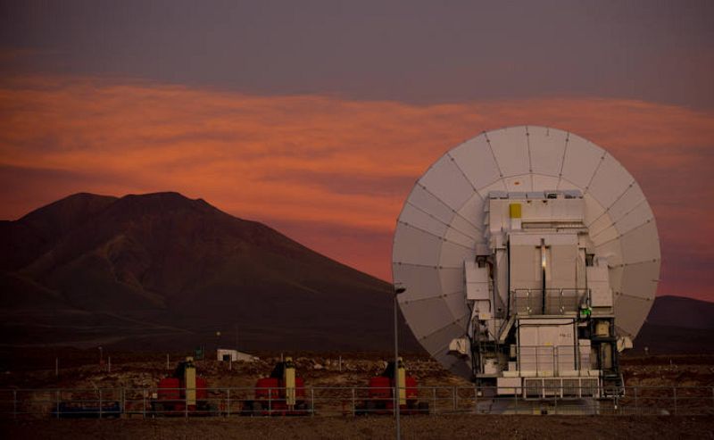  Las antemas de ALMA al anochecer.