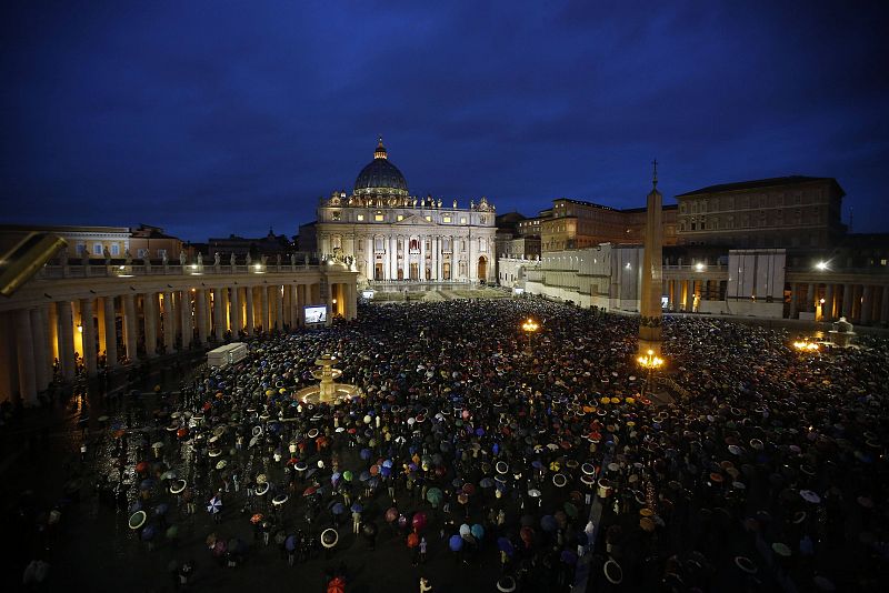 Así de abarrotada estaba la plaza de San Pedro del Vaticano momentos antes del momento en que se ha producido la fumata blanca