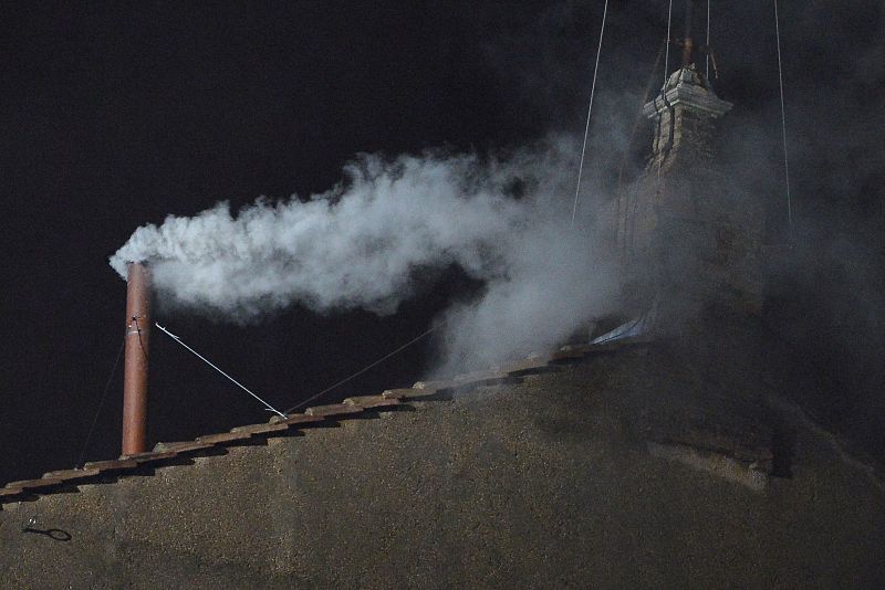 ¡Habemus papam! El humo blanco indica que al menos 77 de los 115 cardenales han votado al nuevo papa