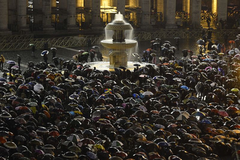 La plaza abarrotada de ciudadanos que han aguardado bajo la lluvia la fumata