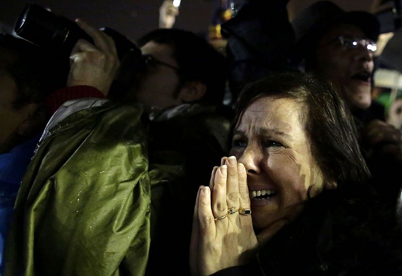 Lágrimas de alegría en una de las miles de fieles presentes en la plaza de San Pedro en la elección del nuevo papa