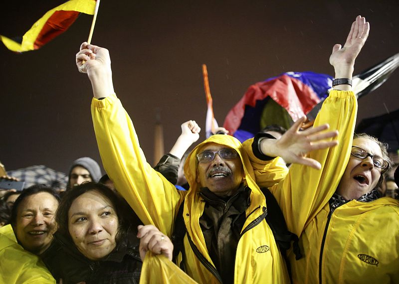 Banderas de multitud de países ondean en la plaza de San Pedro del Vaticano a la espera de conocer el nombre del nuevo papa